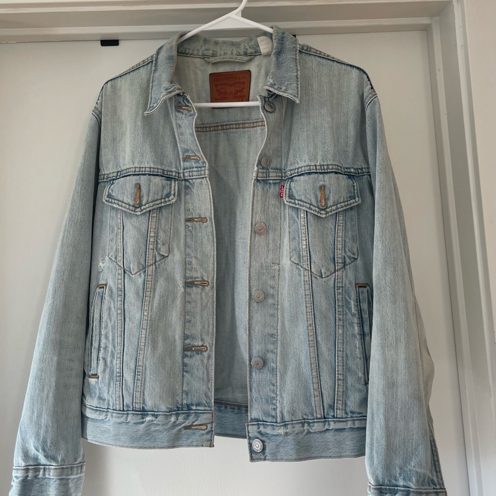 Levi’s light wash denim jacket. Size small.
